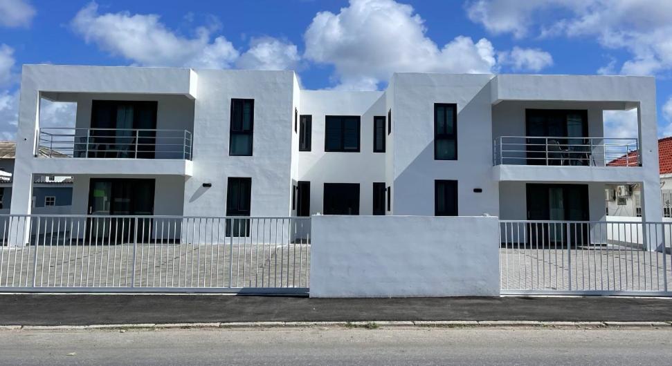 Whitehouse Boulevard, Close To Mambo Beach And City Centre Apartment Willemstad Bagian luar foto